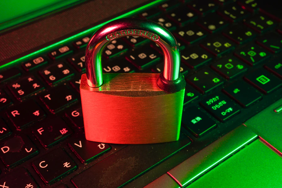 Corredor de um data center com servidores em operação