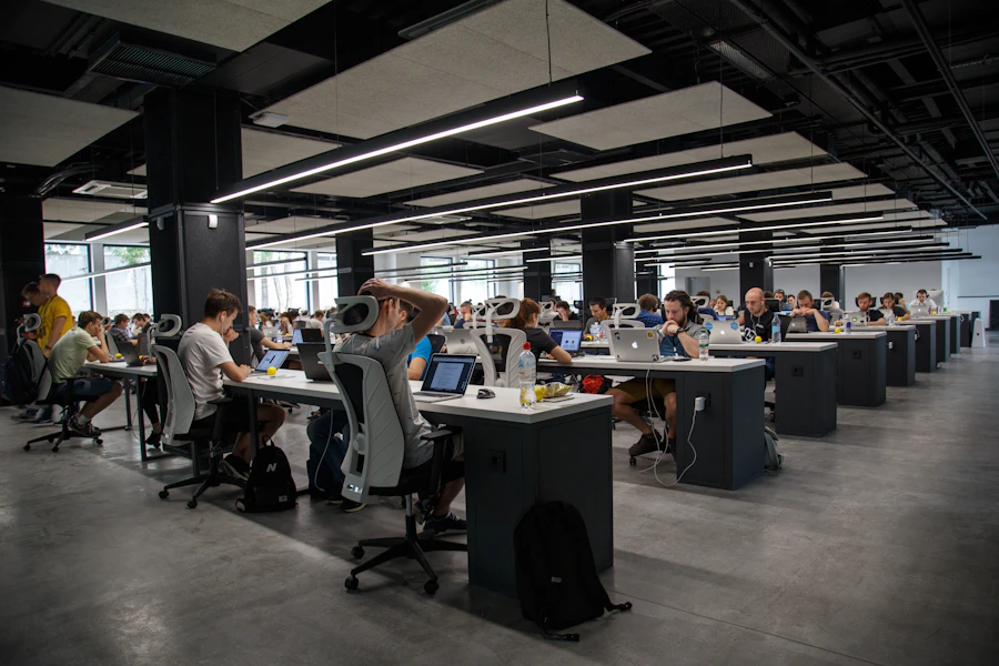 Estação de trabalho com monitores exibindo painéis de monitoramento